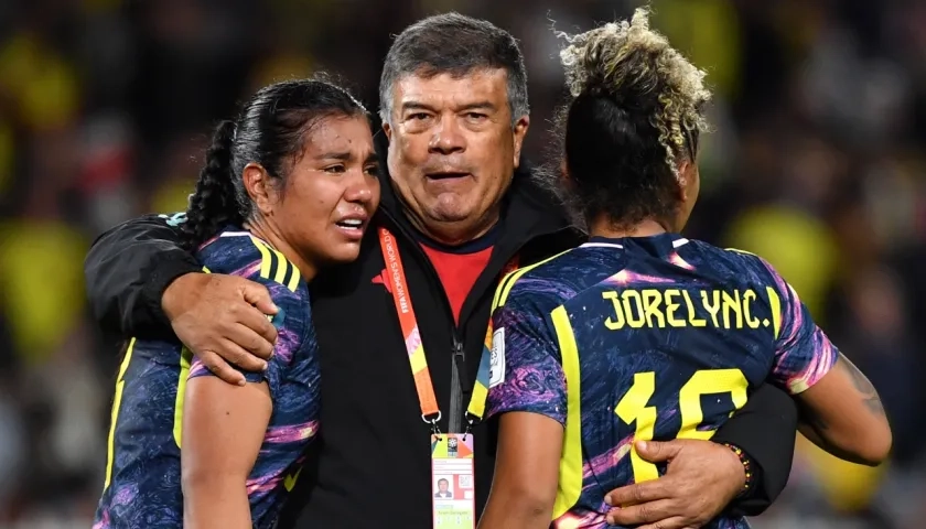 El técnico de Colombia, Nelson Abadía, consuela a sus jugadoras Daniela Arias y Jorelyn Carabalí. 
