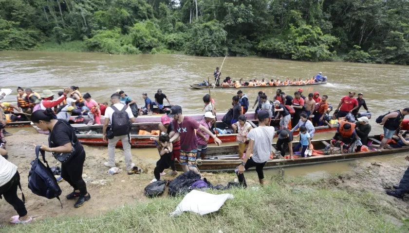 Migrantes son transportados en canoas en el sector de Lajas Blancas en el Darién (Panamá), en una fotografía de archivo