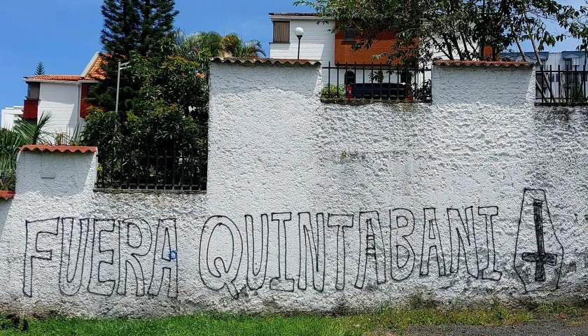 Uno de los mensajes que aparecieron en las afueras de la residencia de Quintabani, 