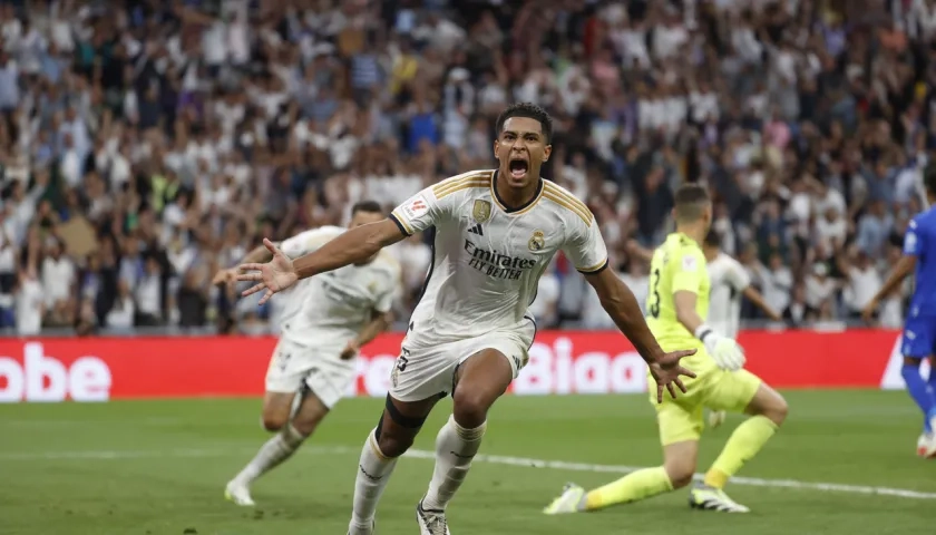 Jude Bellingham celebra tras marcar el gol que le dio la victoria al Real Madrid. 