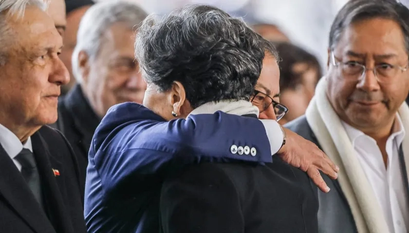 El Presidente Gustavo Petro abrazando a Isabel Allende.