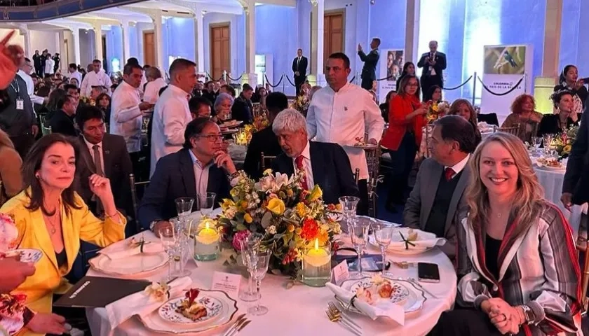 El presidente Petro y el ministro de Comercio, Germán Umaña, con los gremios del turismo a nivel nacional.