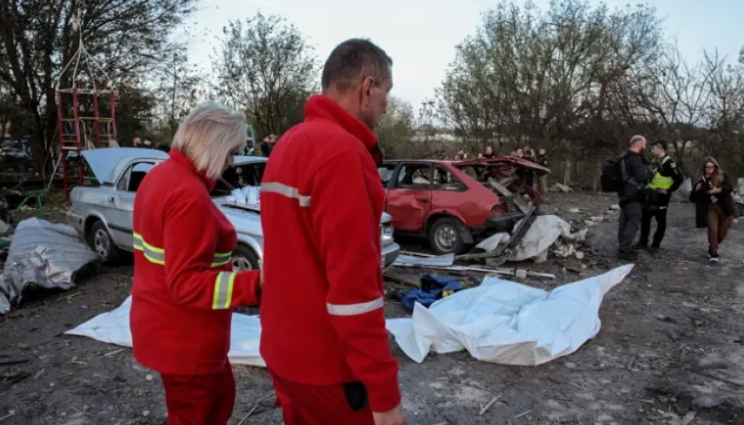  Los servicios de emergencia trabajan en el lugar del ataque militar en la región ucraniana de Járkov.