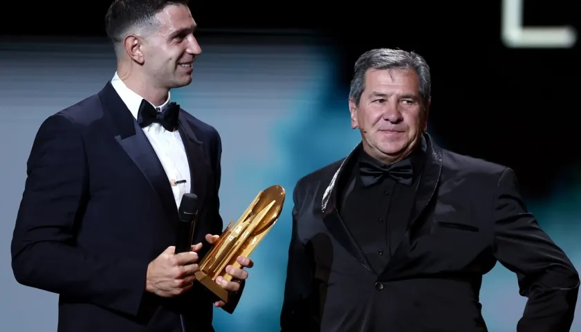 Emiliano 'Dibu' Martínez recibió el premio de su padre, Alberto.