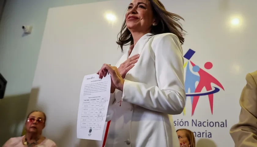 María Corina Machado con el documento de la Comisión Nacional de Primarias que la proclama como ganadora de las elecciones internas de la oposición