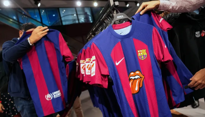 La camiseta edición especial del Barcelona con el logo de los Rolling Stones. 
