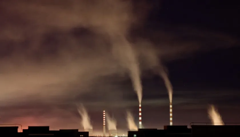 Chimeneas de una planta de energía de carbón emiten humo en una imagen en China.