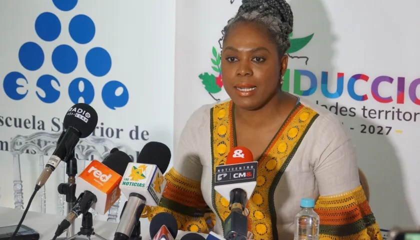 La Ministra de Educación en rueda de prensa en Barranquilla.
