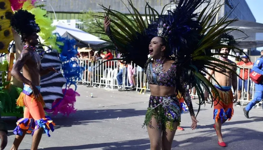 La ex reina de Carnaval, Natalia De Castro, bailando el mapalé.