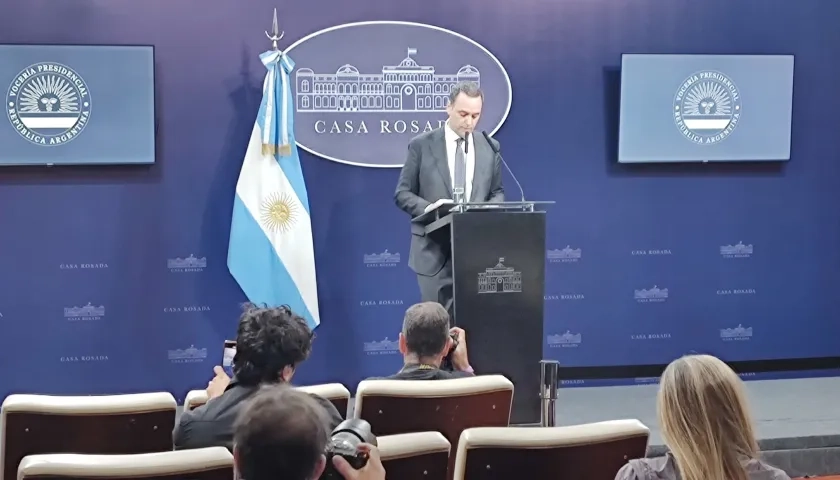 El portavoz presidencial de Argentina, Manuel Adorni, en rueda de prensa este martes