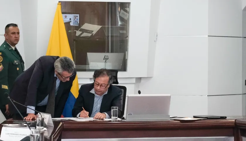 El Ministro del Interior, Luis Fernando Velasco, y el Presidente Gustavo Petro.