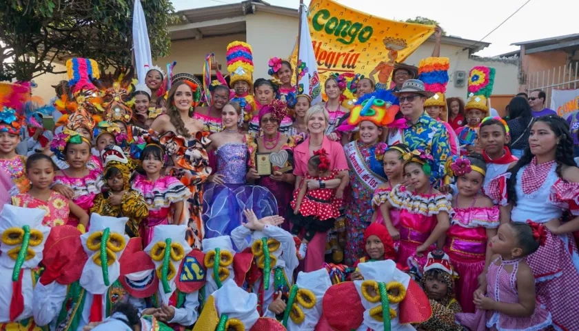 Reyes del Carnaval de los Niños izaron su bandera.