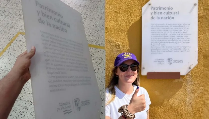 La placa con el 'relleno de texto' y en la otra imagen, la turista que dejó al descubierto el error