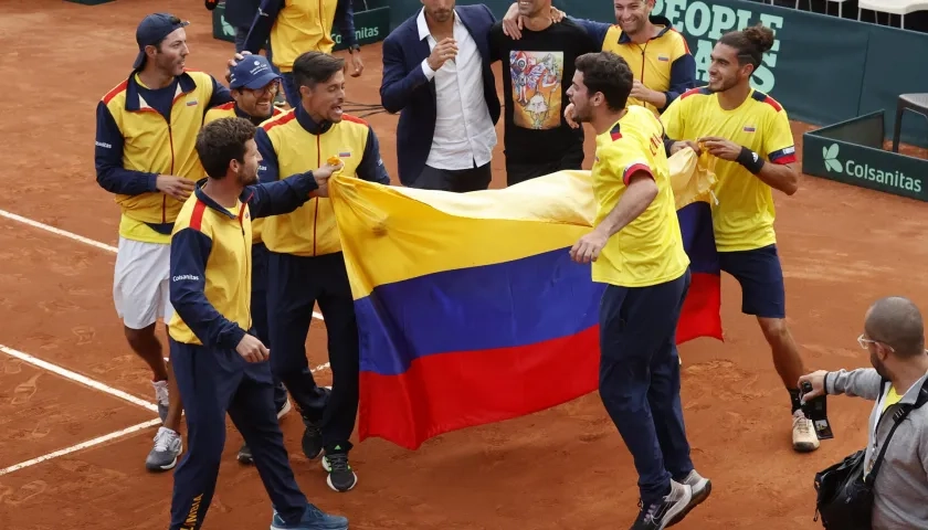 Adria Soriano (d), de Colombia, fue registrado este sábado, 3 de febrero, al celebrar, con sus compañeros de equipo. 