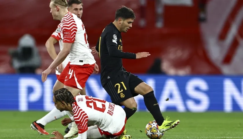 Brahin Díaz intenta escapar de la marca de varios jugadores del Leipzig. 