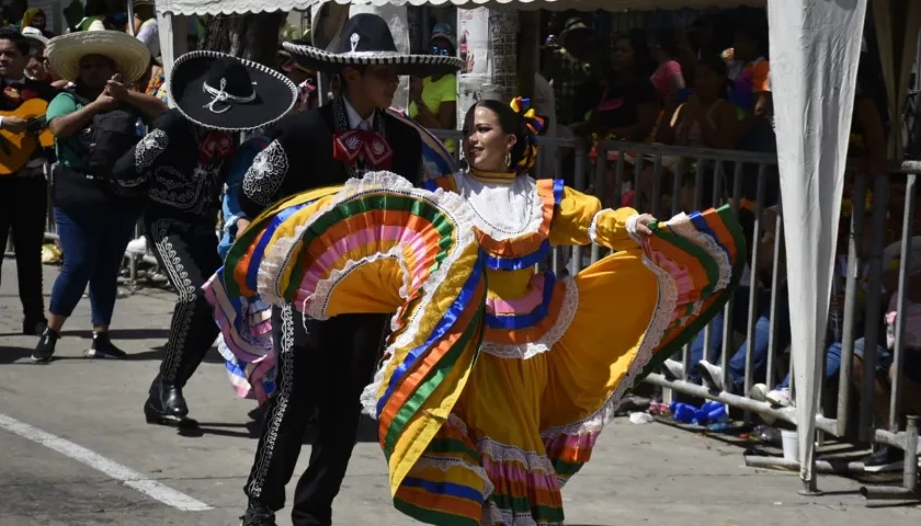 La tradicional música mexicana puso a gozar a los asistentes a la carrera 44. 