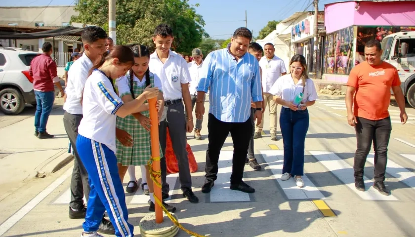 El alcalde Edinson Palma con estudiantes del tramo vial habilitado este jueves