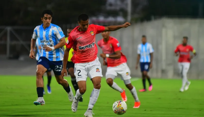 Nicolás Villa, del Barranquilla FC, inicia un avance hacia el pórtico del Real Santander. 