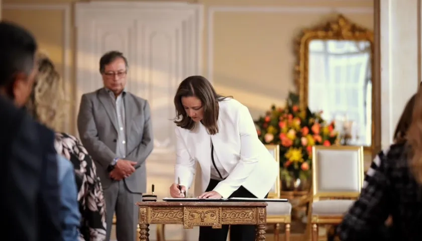 Luz Cristina López en la firma del acta de posesión ante Gustavo Petro.