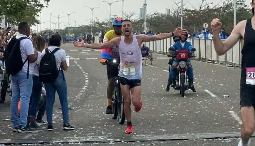 El caldense Mario Patiño cruza la meta como ganador de la categoría élite. 
