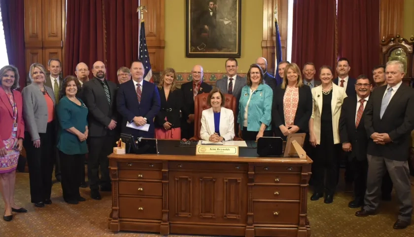 La gobernadora de Iowa,  la republicana Kim Reynolds, compartió esta imagen tras firmar la ley anti-inmigrante