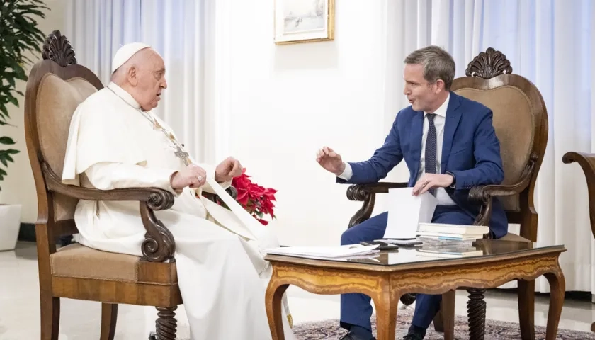 El Papa Francisco conversa con el periodista español Javier Martínez-Brocal.