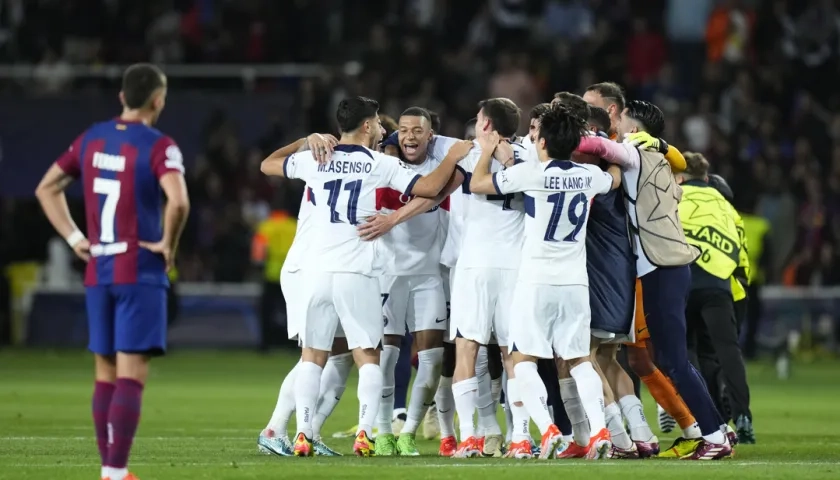 Kylian Mbappé celebra con sus compañeros tras eliminar al Barcelona. 