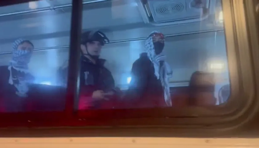 Algunos de los detenidos en la Universidad de Atlántico son transportados en vehículos de la Policía