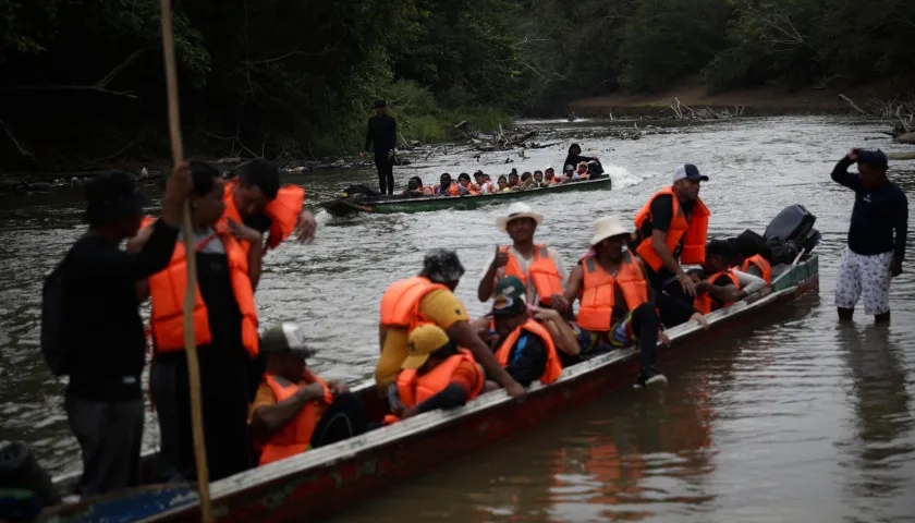 Migrantes llegan en canoas a una estación de recepción migratoria luego de cruzar la selva del Darién, en Lajas Blancas, Panamá