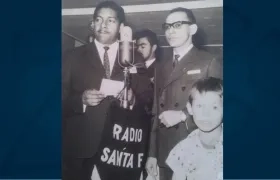 Cecil Alfonso Pardo, trabajando para Radio Santa Fe.