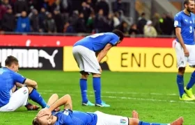 Los italianos cayeron desconsolados después de quedar eliminados.