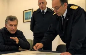 Fotografía muestra al presidente argentino Mauricio Macri (i) junto al subjefe de la Armada Argentina y el el jefe del Comando del Área Naval Atlántica.