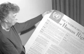 La señora Eleanor Roosevelt de los Estados Unidos, presidenta del comité de redacción, sostiene la Declaración Universal de los Derechos Humanos en inglés. 