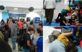 Así se están los pasajeros de Latam en el aeropuerto de San Andrés.