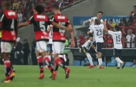 Jugadores de Independiente celebran el gol de Ezequiel Barco.