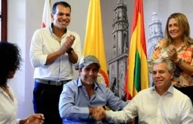 El alcalde Alejandro Char y René Pérez después de constituir MiRed IPS.