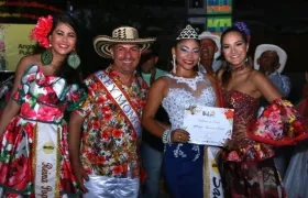 Eliana Pagán, reina Popular 2017; Ricardo Sierra, rey Momo 2018, la candidata Estefany Nuñez y la reina del Carnaval Valeria Abuchaibe.