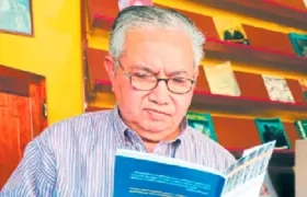 José Adán Castelar, poeta y escritor hondureño fallecido de un infarto.