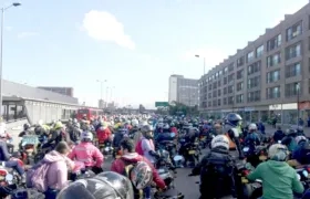 En Bogotá, avanza PlanTortuga de motociclistas por la NQS, ambos costados.