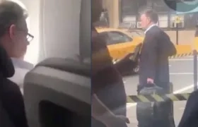 Expresidente Juan Manuel Santos cuando era grabado en el avión y tomando un taxi.