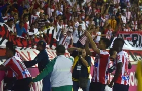 Teófilo Gutiérrez, celebrando con la tribuna el gol de la remontada.