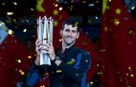Novak Djokovic con el trofeo de campeón. 