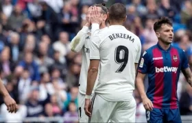 Los jugadores del Real Madrid Gareth Bale (i) y Karim Benzema