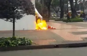 Bomba incendiaria lanzada por encapuchados
