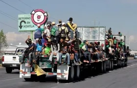 Ciudadanos centroamericanos de la caravana migrante continúan con su marcha por el estado estado de Puebla (México).