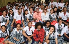 El Alcalde Alejandro Char, la secretaria de Educación, Bibiana Rincón y un grupo de estudiantes.