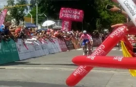 Fernando Gaviria, en la línea de meta para ganar su tercera etapa de la carrera Colombia Oro Y Paz.