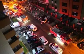 Máquinas del Cuerpo de Bomberos y ambulancias atendiendo la emergencia.