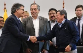 Los jefe negociador del Gobierno, Gustavo Bell y su homólogo, 'Pablo Beltrán'.