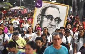Fieles cristianos participando en la "peregrinación de la luz" por las principales calles de San Salvador.
